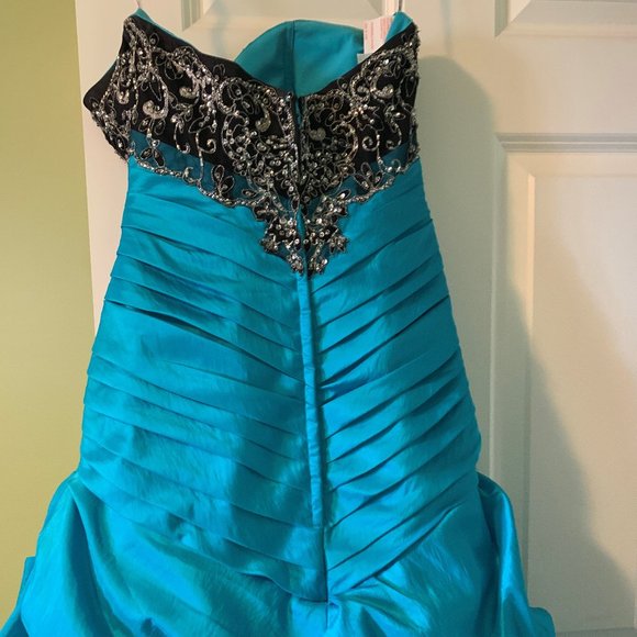 Formal Dress / Grad Dress - Picture 2 of 2